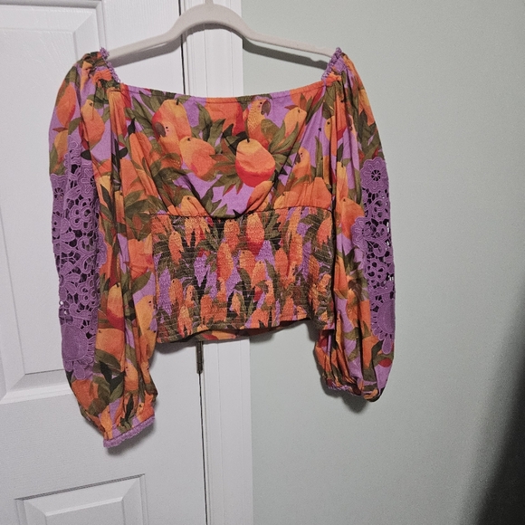 Farm Rio Lilac Mango Macaws Blouse. - Picture 8 of 11